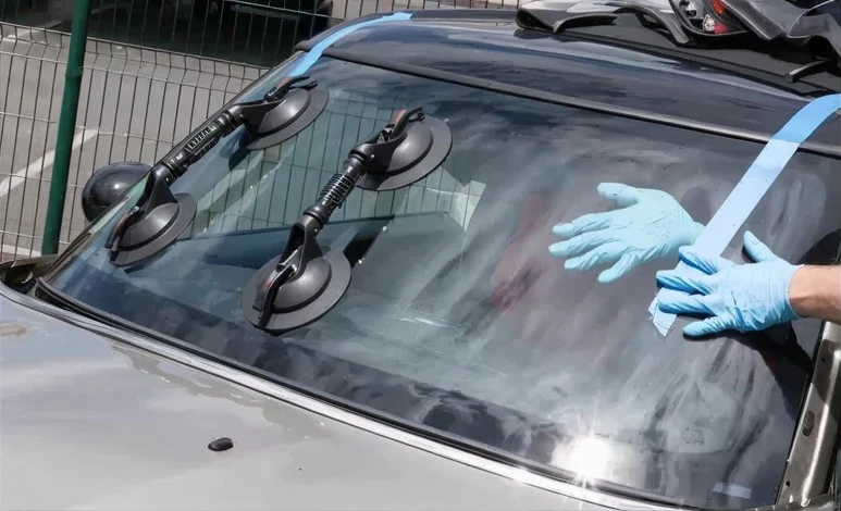 Mécanique réparant une voiture à la maison. Réparation et service.