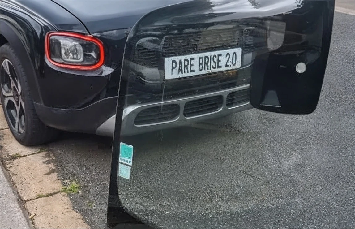 Parking avec des panneaux solaires sur un toit. Voûte solaire.