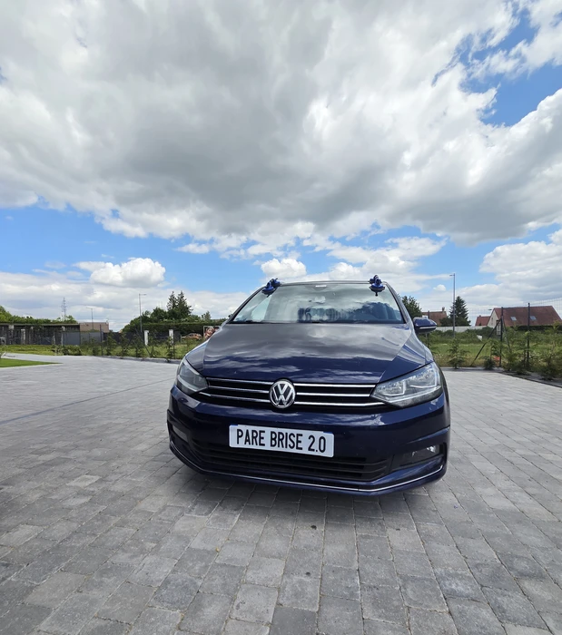 Une trace de pierre sur le verre d'une voiture. Crack dans le pare-brise d'une voiture. Du verre cassé.
