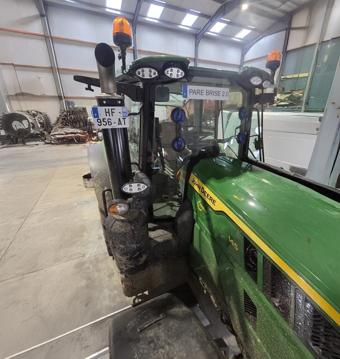 Tracteur isodique fonctionne dans un champ. Machines agricoles. Jeter dans le champ. Machines agricoles lourdes pour le travail sur le terrain. Illustration vectorielle.