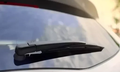 Mécanique réparant une voiture à la maison. Réparation et service.