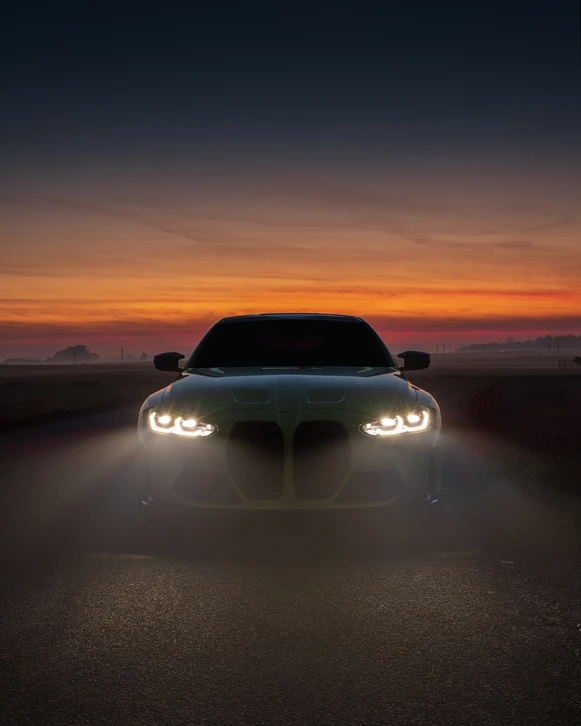 Une voiture moderne avec des phares LED lumineux. Arrière-plan vectoriel poutres apparentes génériques de voiture.